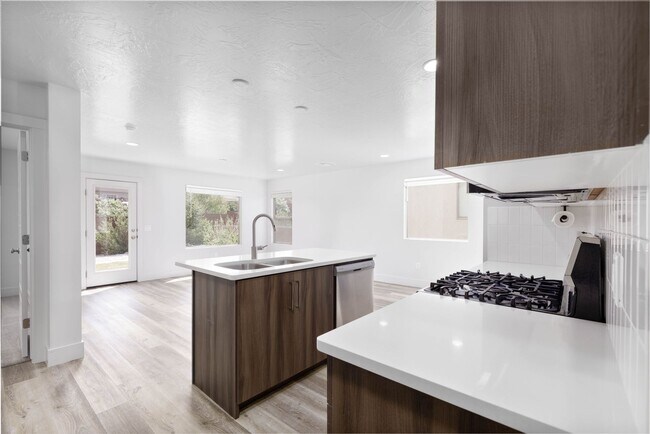 Building Photo - 4 bed | 2.5 bath | 2 car in Desert Canyons