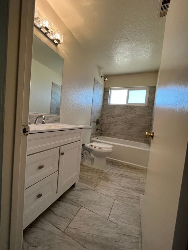 Building Photo - 3 Bedroom 2 Bath home in Hesperia Availabl...