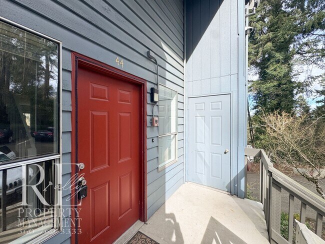 Building Photo - Bright End-Unit Townhome with Loft, Fireplace & Wooded Balcony