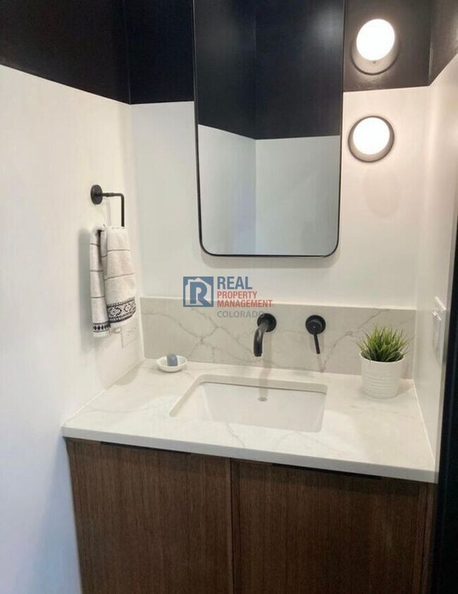 Building Photo - 1266 Newton St