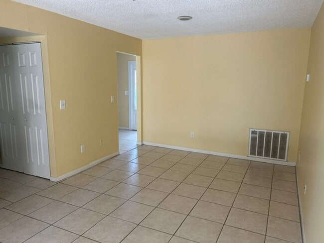Building Photo - 3/2 available now! Welcome home!