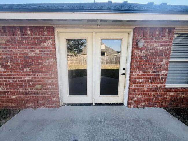 Building Photo - Charming 4-Bed, 2-Bath Home in Yukon - Gated Community in Mustang Public School District!