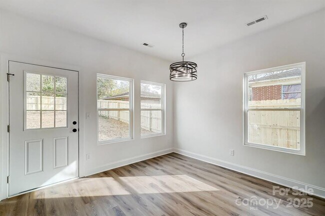 Building Photo - 67 Woodsdale Pl SE