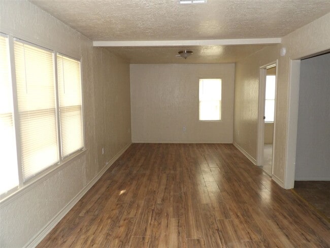 Building Photo - 1111 NW Andrews Ave