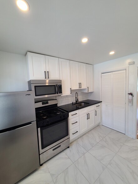 Building Photo - 6325 Gardenia St