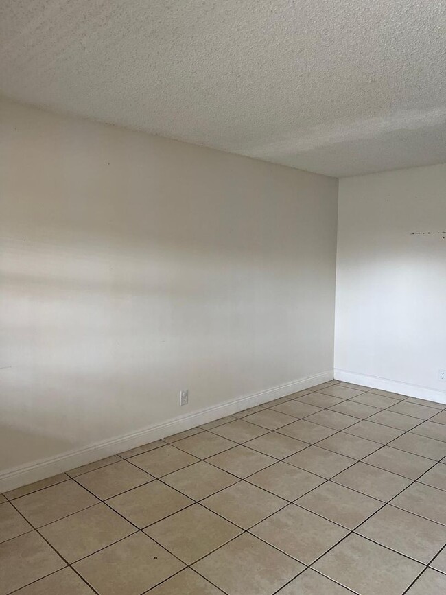 Building Photo - ONE BEDROOM APT FOR RENT IN OAKLAND PARK