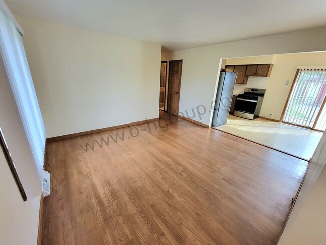 Building Photo - Great Location!