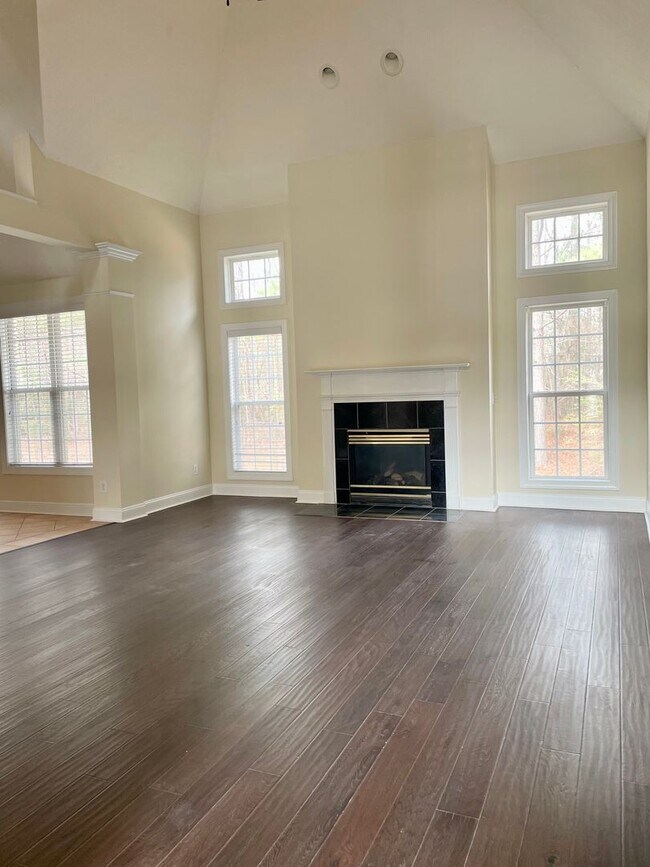 Building Photo - Large Home Settled on Culd-e-sac