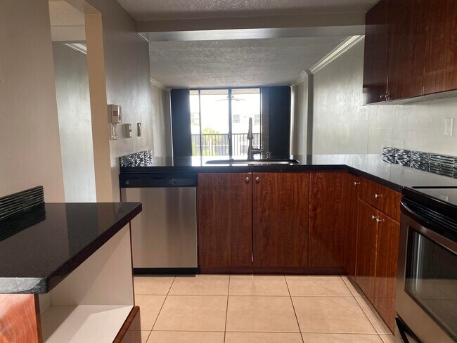 Building Photo - 9 Royal Palm Way