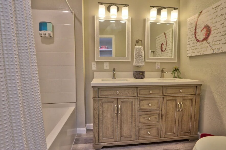 Master Bath - 603 N Avenue N