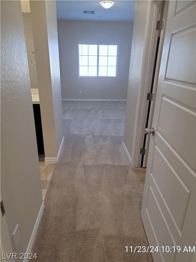 Building Photo - 3-BEDROOM TOWNHOME IN GATED NORTH LAS VEGA...