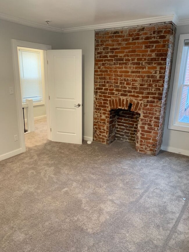 Building Photo - Gorgeous 3 Bedroom 1.5 bath with yard