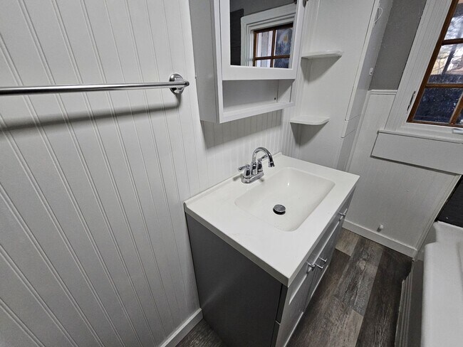 Building Photo - Newly updated 3 bedroom 1 bath apartment in the Northside!