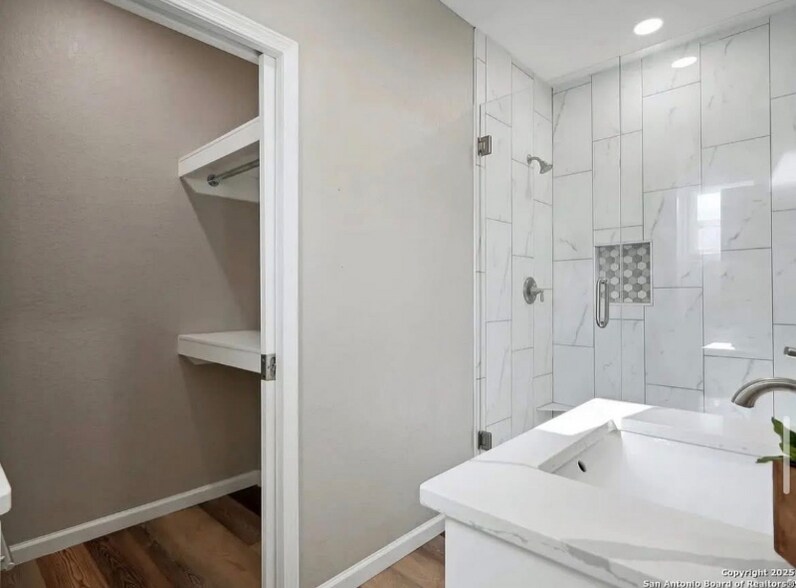 Building Photo - 1006 Center St