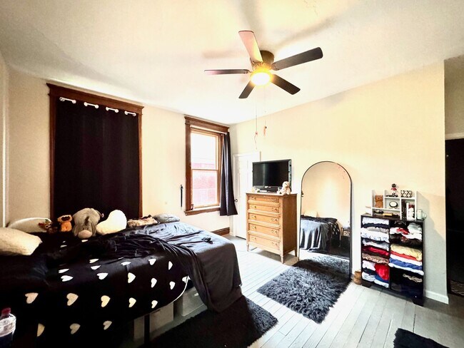 Building Photo - Spacious 5 bed/2 bath on Victor Mins. from...