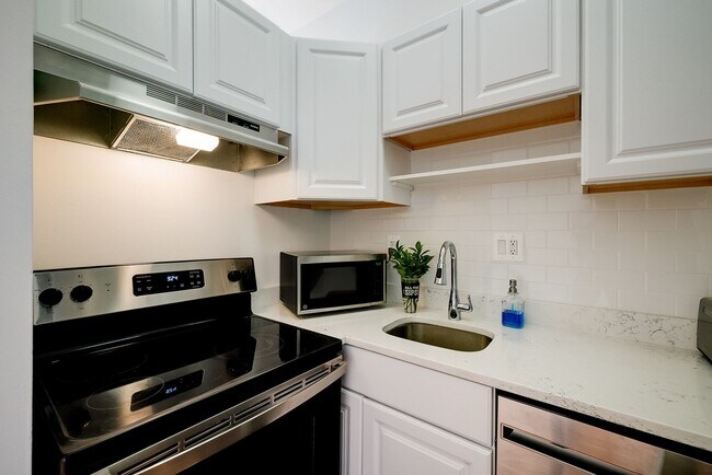 Building Photo - Heart of Dupont Move-in Ready Studio at the Historic Cairo Condominium! Utilities Included!