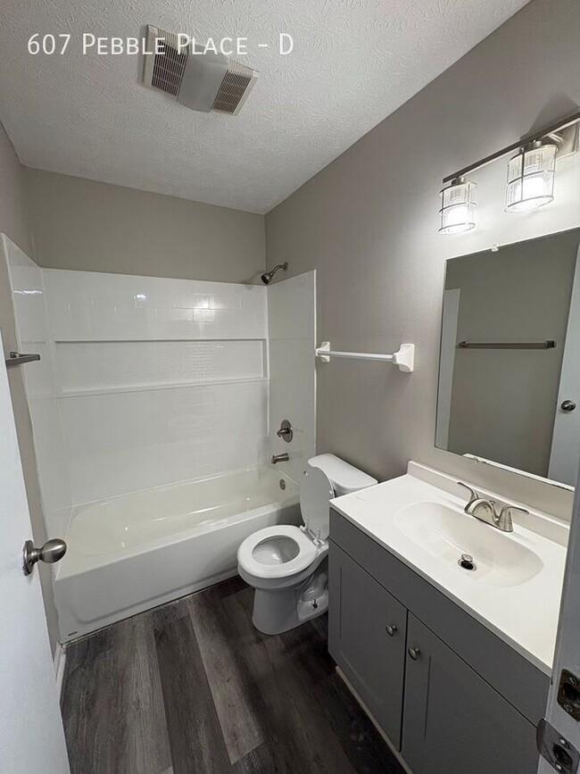 Building Photo - 607 Pebble Pl Dr