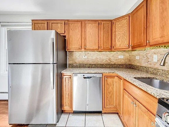 Building Photo - 240 Sunnyridge Ave