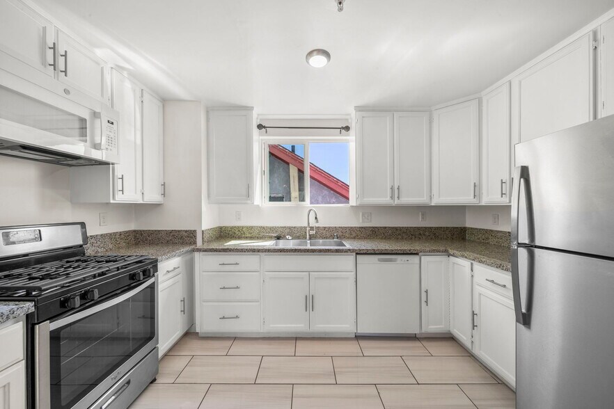 Building Photo - 1155 N Ardmore Ave