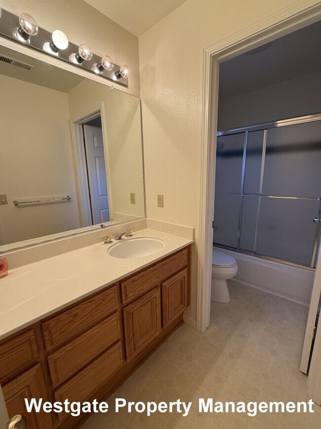 Building Photo - 545 Almanor St