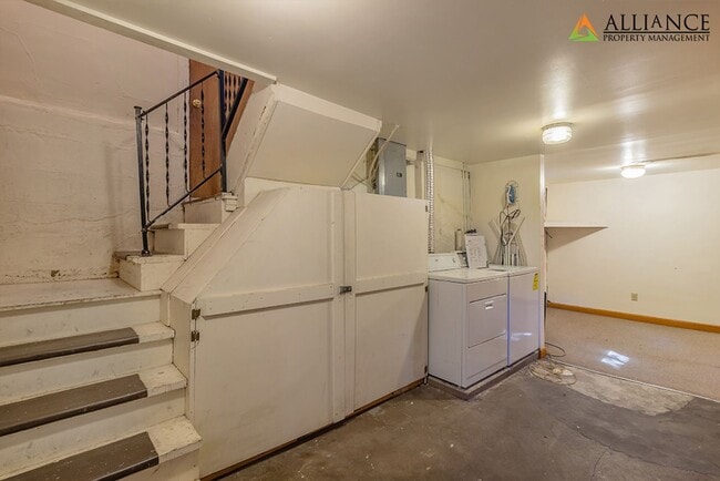 Building Photo - Perfect Location!