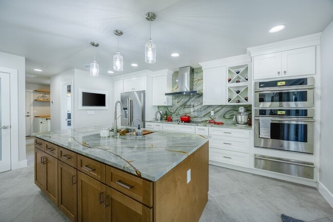 Building Photo - Fully Renovated 4 Bed/ 2.5 Bath Home in Wi...