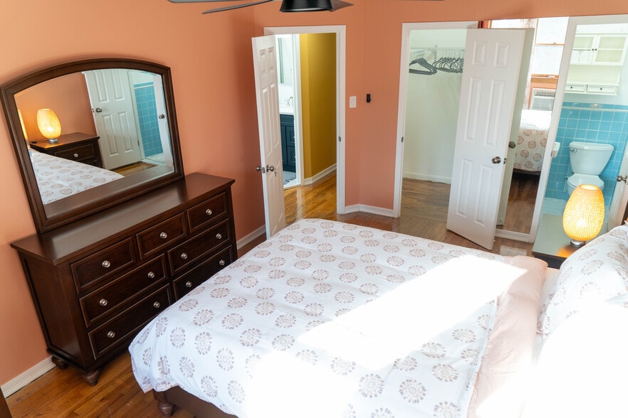 Building Photo - 1042 E 93rd St