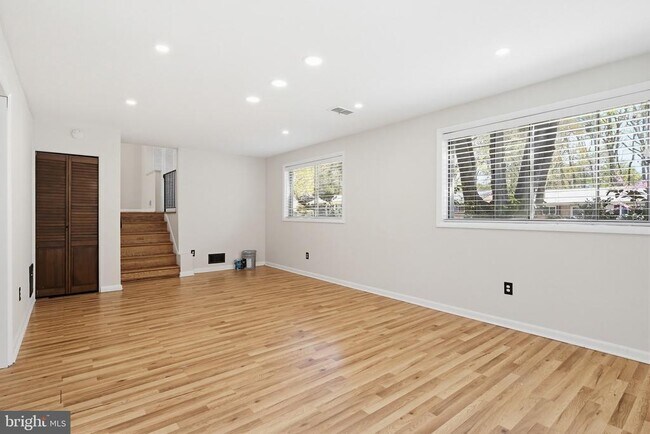 Building Photo - 9717 Hedin Dr