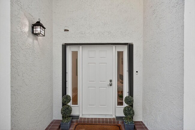 Building Photo - 16100 W Bay Dr