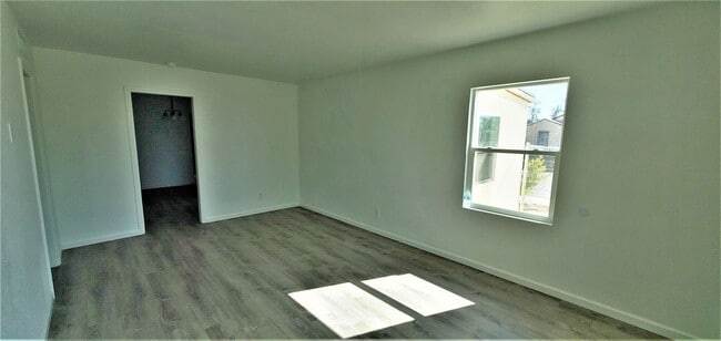 Building Photo - 4 bedrooms and 2 full baths.