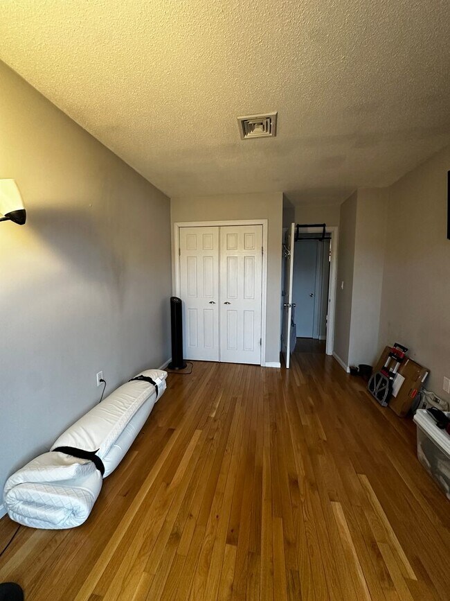 Building Photo - No Brokers Fee!! Spacious 2-Bed, 2-Bath Co...