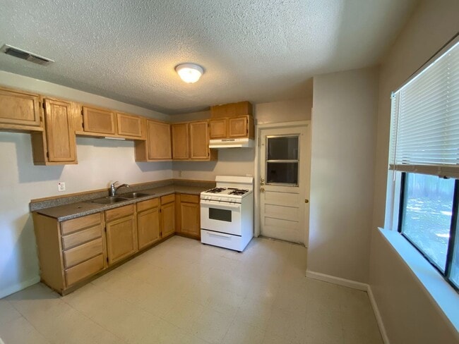 Building Photo - CUTE 3 BR IN UNIVERSAL CITY W/ EASY ACCESS...