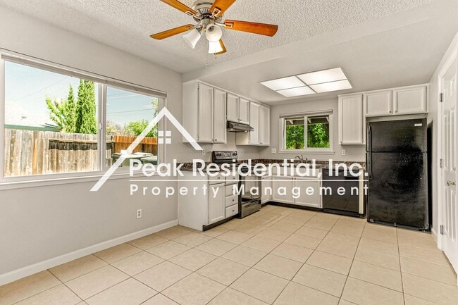 Building Photo - Wonderful Orangevale 2bd/1ba Duplex with 1...
