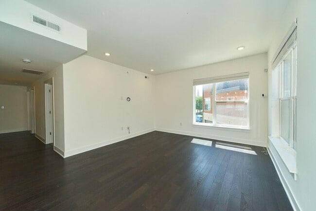 Building Photo - Sweet 2 Bed 2 Full Bath Downtown Indy Condo with Balcony Views!