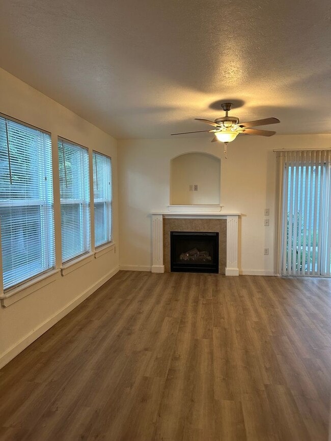 Building Photo - Cute 3 bedroom, 2 bath townhome with Community Pool in Boise