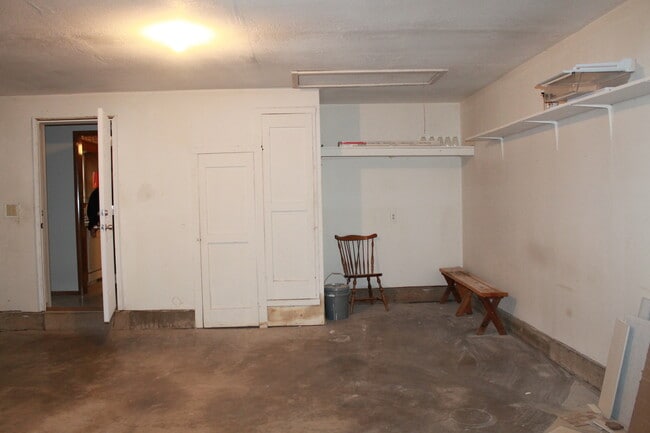 Building Photo - Fresh, Clean, Updated!