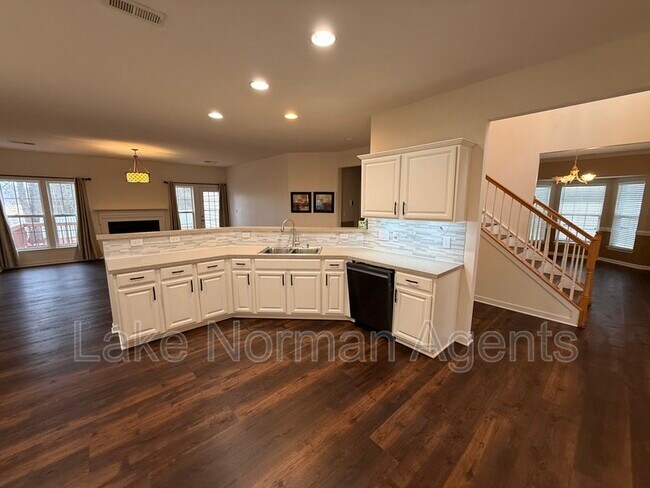 Building Photo - 15622 Troubadour Ln