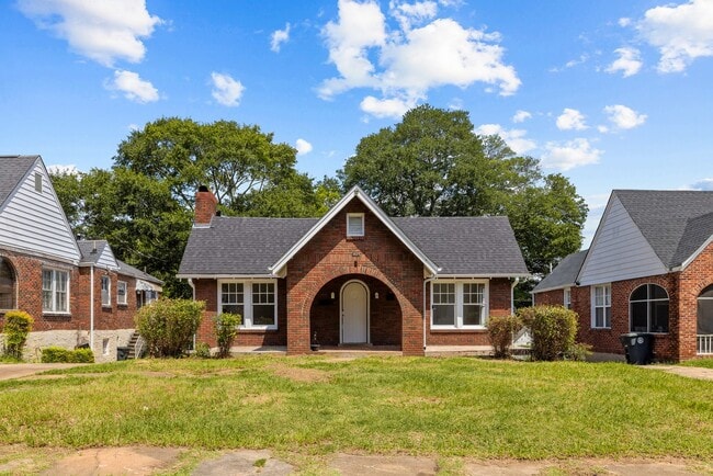 Building Photo - Beautiful Historic 4 Bedroom 2 Bathroom Home