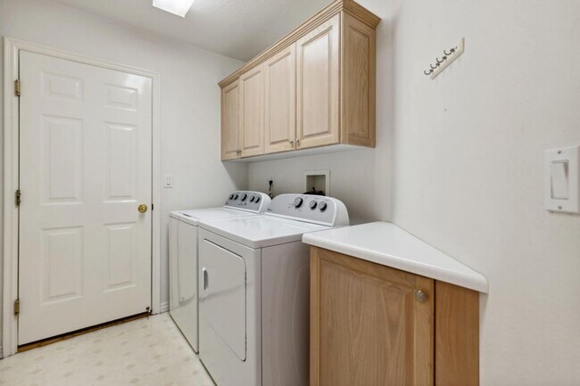 Building Photo - Single-Level Home with Community Pool, Gym...