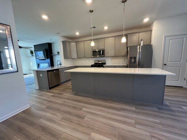 Building Photo - Tri-level Townhome in Foxbank Plantation