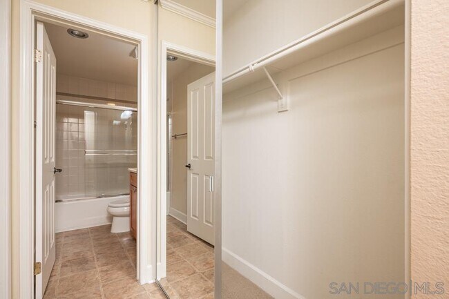 Building Photo - 8529 Villa La Jolla Dr