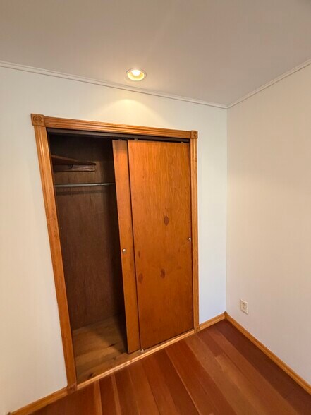 Building Photo - 44 W 7th St