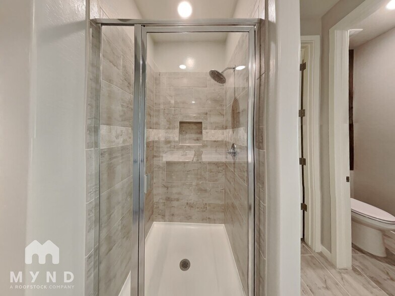 Building Photo - 9520 Thatcher Ave