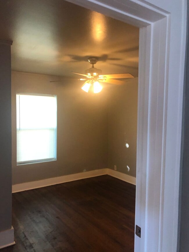 Building Photo - 1406 N Rosedale Ave