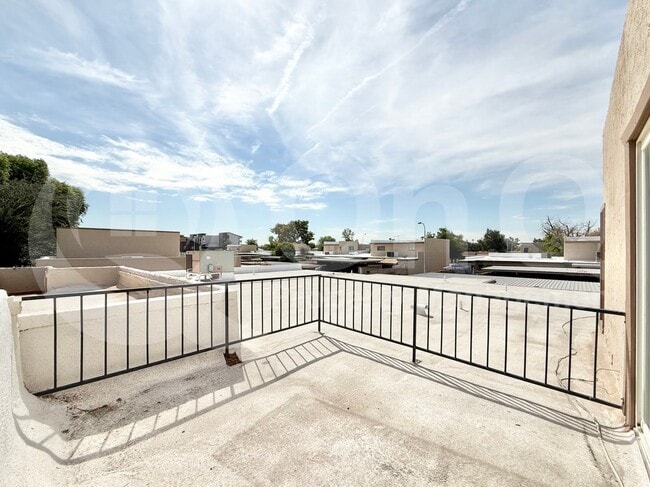 Building Photo - 2113 E Dunbar Dr
