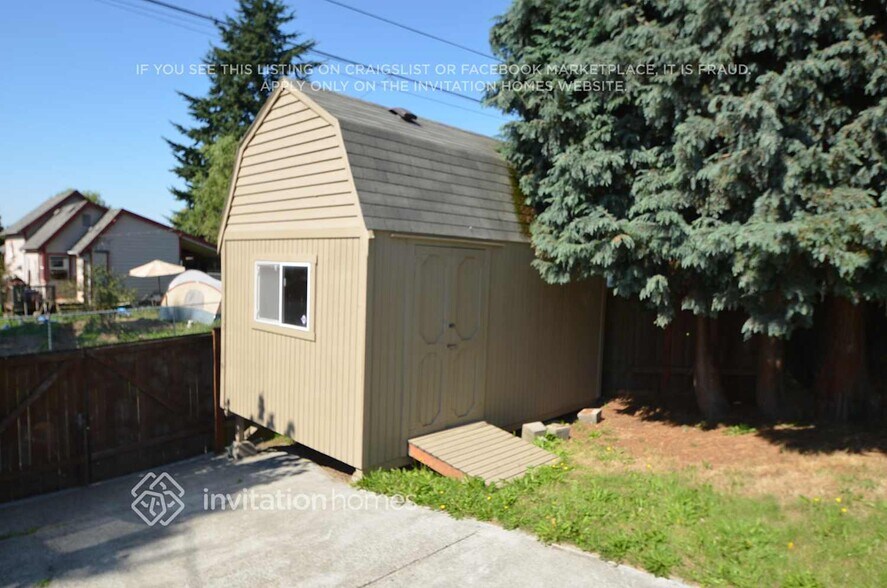 Building Photo - 2310 Summit Ave