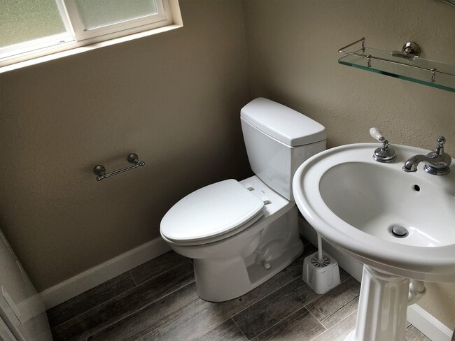 Building Photo - Beautiful 4 Bedroom Gem – Walk to Juanita Beach! Start your lease by 12/31/25 for a $1000 promo!