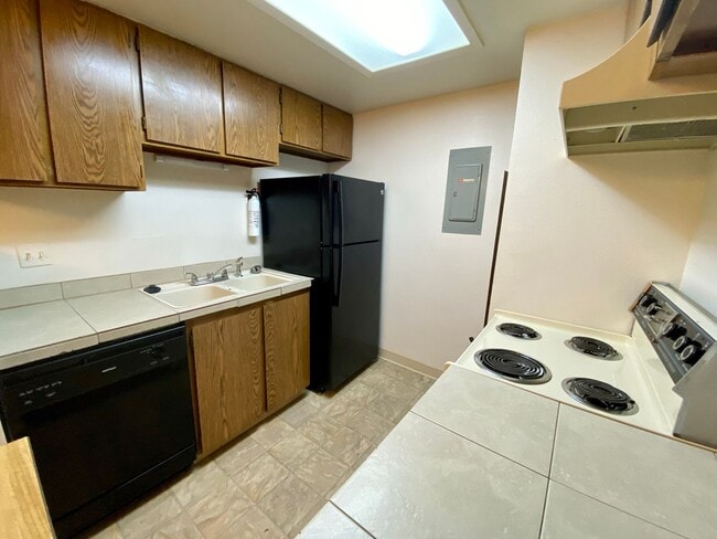 Building Photo - 1 Bed 1 Bath Aurora Condo Located Near Che...