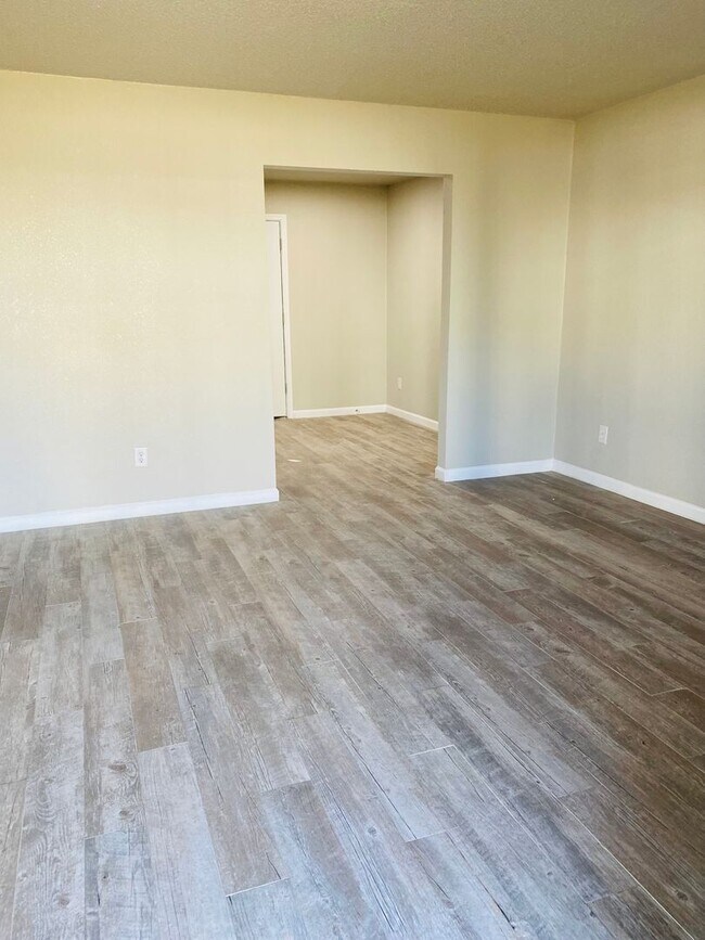 Building Photo - 6017 Bedford Dr
