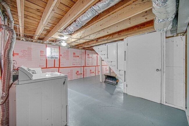 Building Photo - Charming Custom Home in Miller Beach!